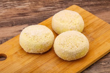 Çiğ patates ezmesi - doldurulmuş patates pirzolası - pişirmek için.