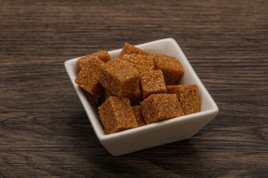 Kahverengi baston şeker yavruları kasede