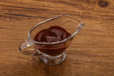 Geleneksel domates barbekü sosu kasede