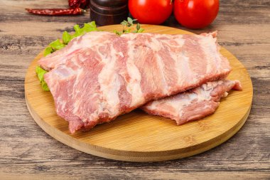 Pişirmek için çiğ domuz eti.