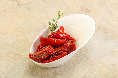 Zeytinyağlı, güneşte kurutulmuş domates, otlar ve baharatlar.