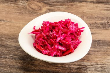 Kasede pancar kökü olan marine edilmiş kırmızı lahana.