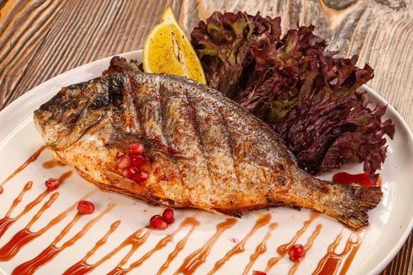 Pesce Dorada Grigliato Servito Con Foglie Limone Insalata — Foto Stock