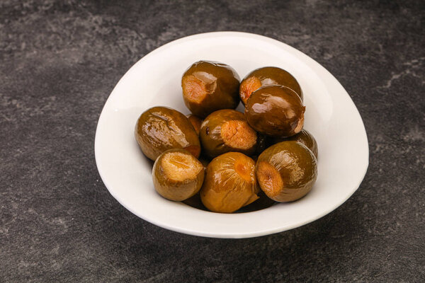 Маринованные фрукты фейхоа в миске