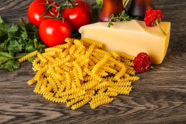 Rauwe Italiaanse Pasta Fusilli Voor Het Koken Met Groenten — Stockfoto