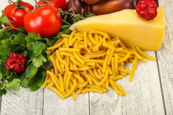 Italiaanse Pasta Rauwe Maccheroni Voor Het Koken Geserveerd Groenten — Stockfoto