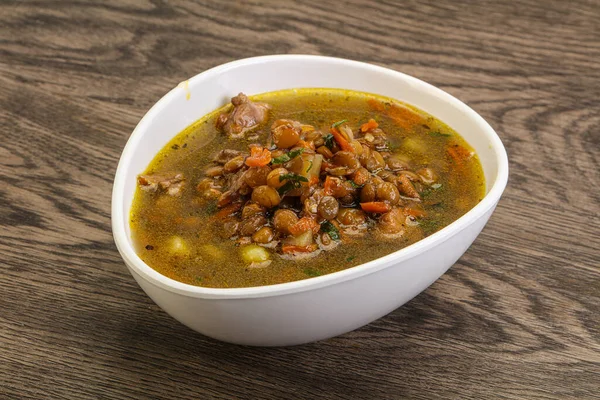 Geleneksel tavuk ve sebzeli mercimek çorbası.