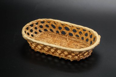 Siyah arkaplanda servis yapmak için doğal hasır masa takımı