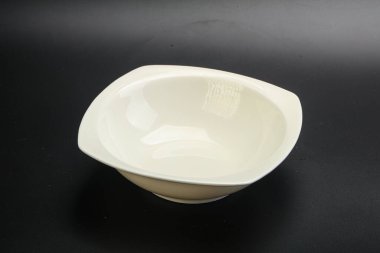 İzole edilmiş servis için beyaz boş tabak