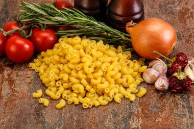 Çiğ İtalyan buğday makarnası - Chifferi rigati pişirmek için