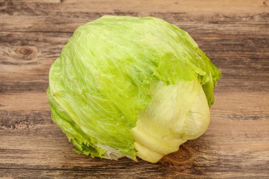 Arka planda taze yeşil patlıcan