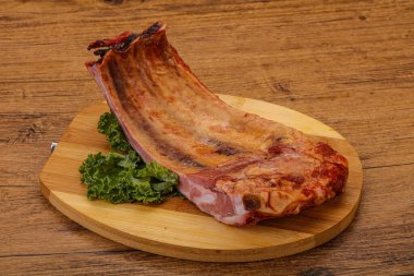 Baharatlı ve otlu domuz pirzolası.