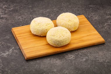 Çiğ patates ezmesi - doldurulmuş patates pirzolası - pişirmek için.