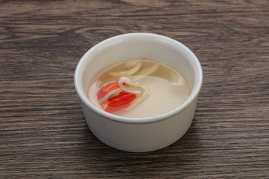 Acı biber ve sarımsaklı Vietnam sirkesi sosu.