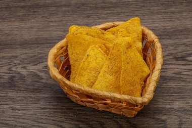 Meksika mısır cipsi üçgen yığını.