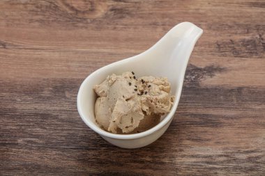 Kavanozda baharatlı ringa yağı var.