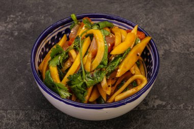 Mango ve tavuklu Asya salatası.