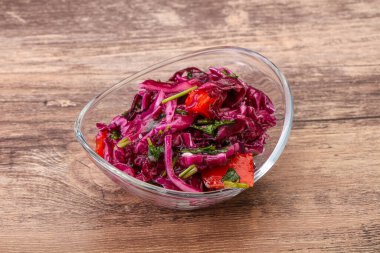 Bitki ve baharatlı kırmızı lahana turşusu