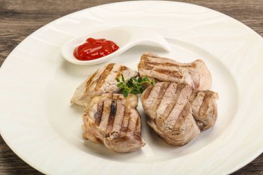 Domates soslu ızgara domuz filetosu kekik servis edilir.