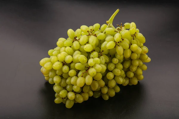 Süßer Grüner Traubenzweig Über Hintergrund — Stockfoto