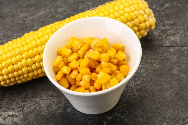 碗里甜黄色的玉米粒 — 图库照片