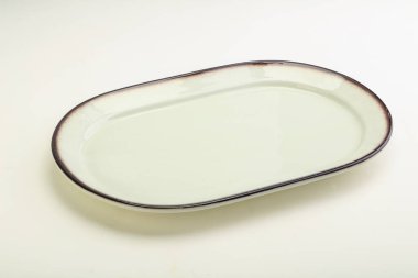 İzole edilmiş servis için beyaz boş tabak