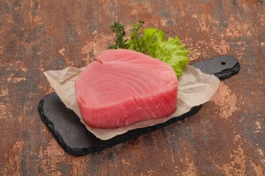 Çiğ ton balığı bifteği pişirmeye hazır.