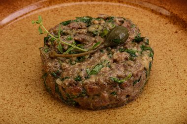 Kaparili çiğ tartar atıştırmalığı.