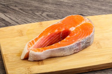 Pişirmek için çiğ somon bifteği.