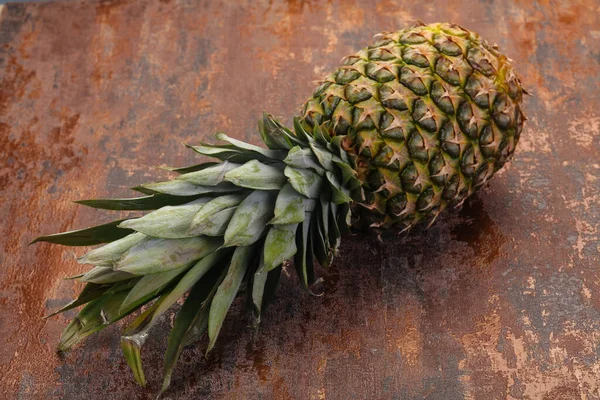 Frische Reife Ananas Über Dem Hölzernen Hintergrund — Stockfoto