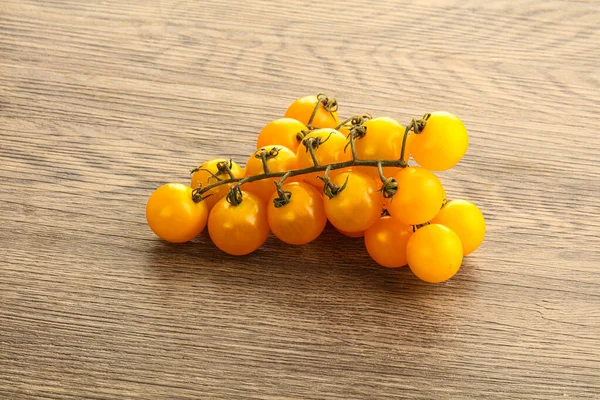 Cabang Dengan Tomat Cherry Kuning Segar — Stok Foto
