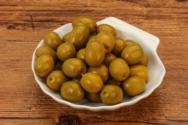 Kavanozda yeşil zeytin turşusu