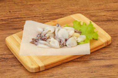 Çiğ deniz ürünleri, güvertede pişirmek için mürekkep balığı.