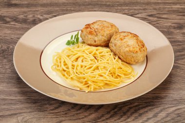 Peynirli spagetti ve ev yapımı tavuk pirzolası.