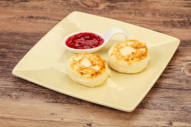 Kahvaltıda çilek reçelli süzme peynirli krep.