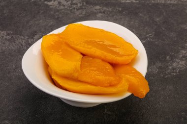 Şuruplu tatlı mango dilimleri.