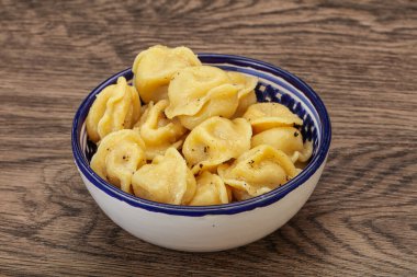 Et ve baharatlı Rus geleneksel hamur tatlısı.