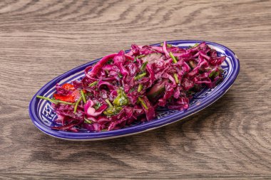 Bitki ve baharatlı kırmızı lahana turşusu