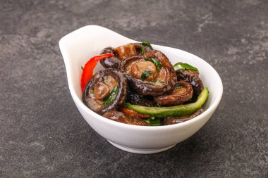 Baharatlı ve otlu terbiye edilmiş Shiitake mantarı.