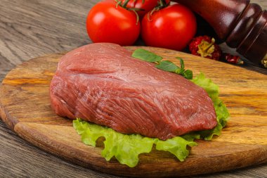 Pişirmek için çiğ et parçası.