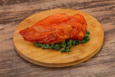 Baharatlı ve otlu füme tavuk göğsü.