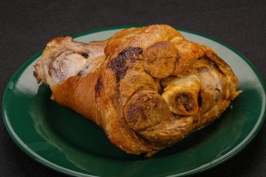 Baharatlı ve otlu domuz budu.