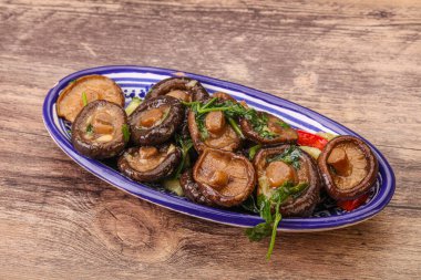 Baharatlı ve otlu terbiye edilmiş Shiitake mantarı.