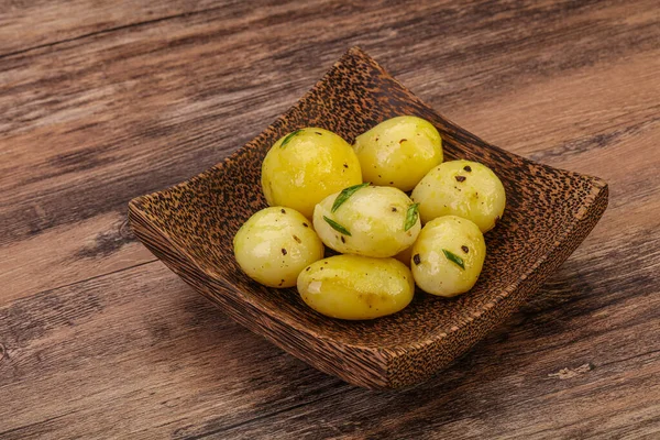 Kasede taze haşlanmış patates soğan servis edildi.