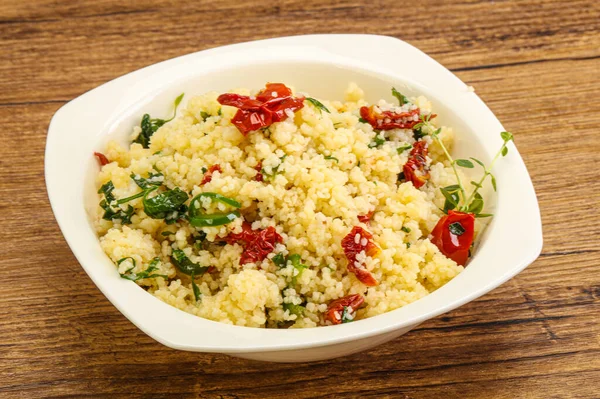 Vejetaryen yemeği - sebzeli kuskus ve maydanoz.