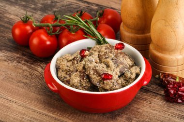 Krema soslu tavuk ciğeri biberiye servis edildi.