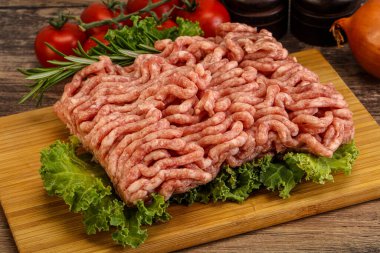 Pişirmek için çiğ domuz kıyması.