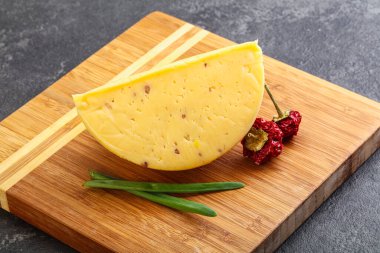 Cevizli sert peynir tuğlası.