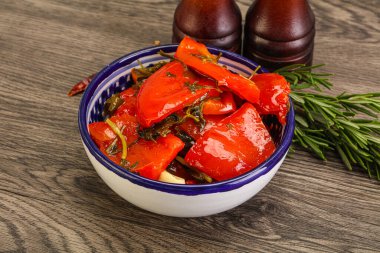 Baharatlı marine edilmiş kırmızı dolma biber.