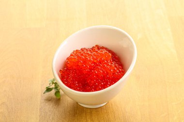 Rus kırmızı havyarı kasede.